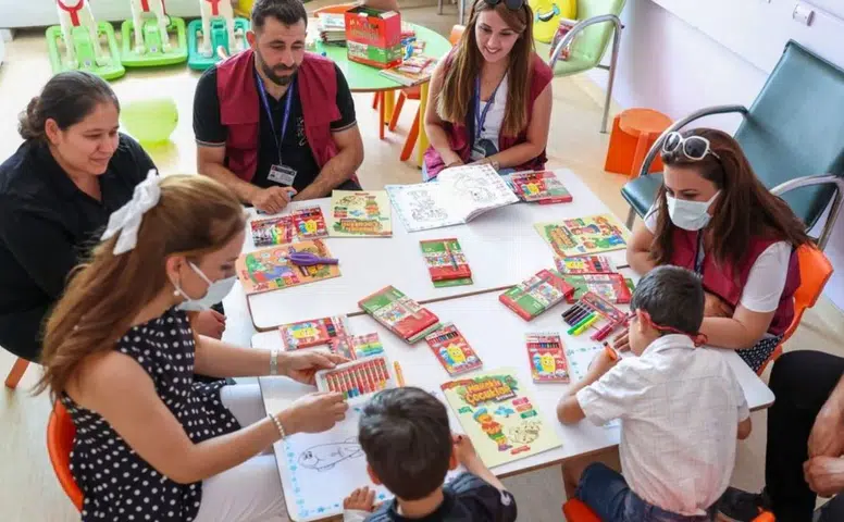 Minik kalplere moral: Diyarbakır'da kanserle savaşan çocuklara anlamlı ziyaret