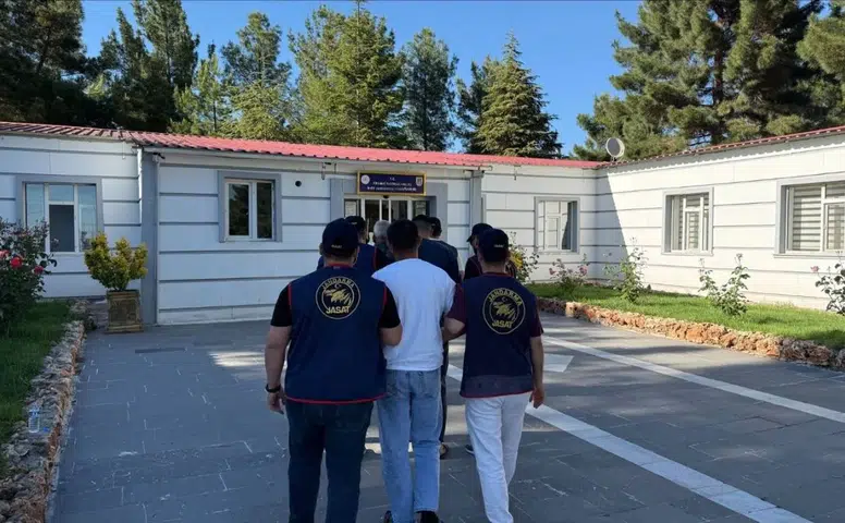 Diyarbakır'da çocuk cinayeti şüphelisinin içinde olduğu 24 firari yakayı ele verdi