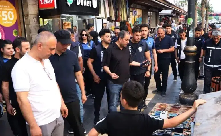 Diyarbakır'da esnafın başındaki isimden zabıtanın kaldırım operasyonlarına destek