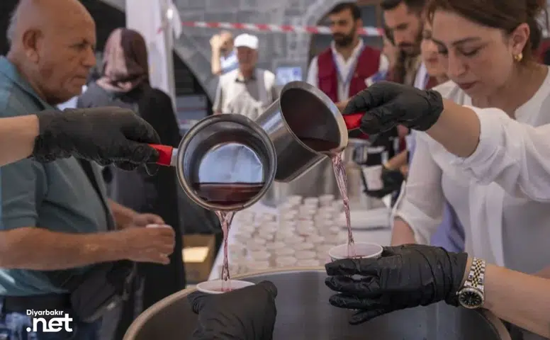 Diyarbakır'ın geleneksel lezzeti Ulu Cami önünde vatandaşları serinletti