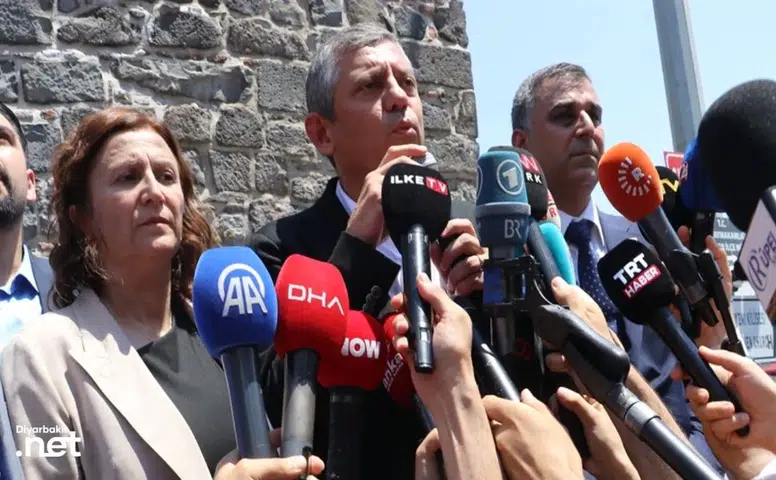 Özgür Özel Diyarbakır'da Demirtaş'ın selamını paylaştı: "Başımızın üstünde"