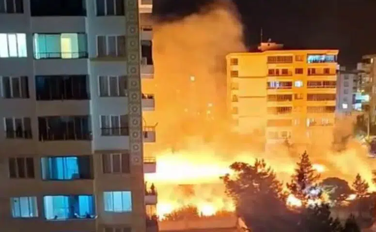 Bağcılar Mahallesi’nde apartmanların dibindeki boş arazide çıkan yangın paniğe yol açtı