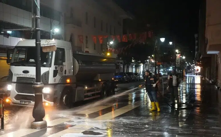 Diyarbakır Sur'un sokaklarında leylak kokulu temizlik: Her gece pırıl pırıl yapılıyor