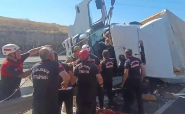 Diyarbakır-Şanlıurfa yolunda korkutan kaza: TIR devrildi, sürücü hastanelik oldu