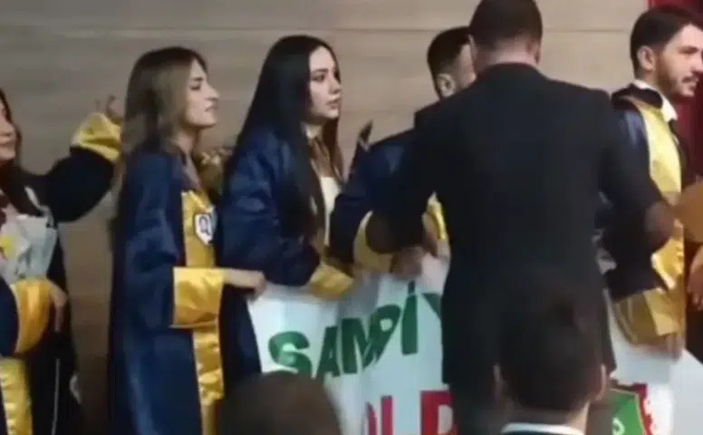 Üniversitede Amedspor pankartına müdahale: Öğrenciler mezuniyet töreninde engellendi