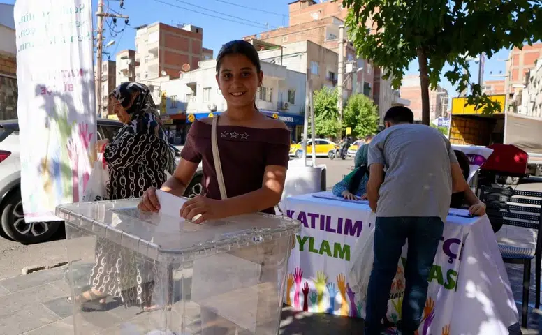 Diyarbakır'da sandıklar kuruldu: Binlerce kişi oylarını kullanıyor