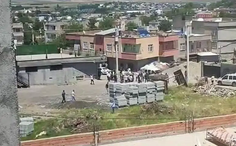 Sur Çarıklı'da gergin anlar Narin Güran davası tutuklusunun yakınları kavgada serbest