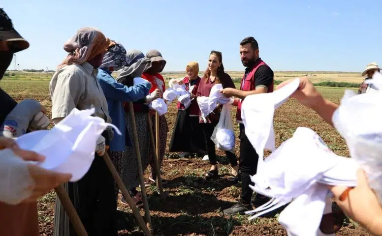 Diyarbakır'da çiftçilere sürpriz hediye: Yarım elma, gönül alma