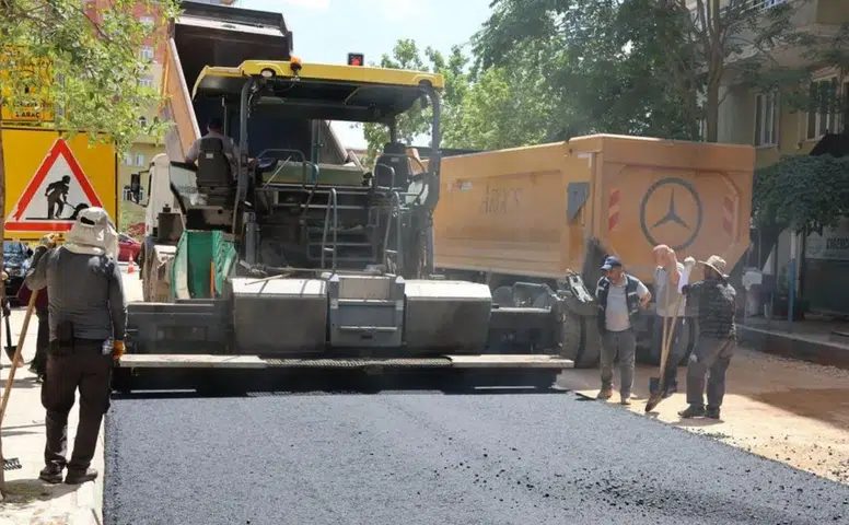 Diyarbakır'da kışın suya gömülen caddeye 1000 ton asfalt seriliyor