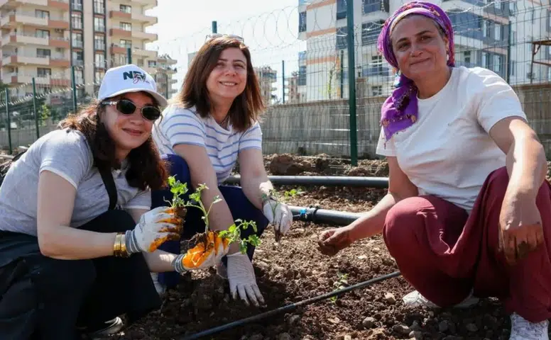 Diyarbakır'da kadınlar tarıma başladı: Eşbaşkan Bucak fideleri dikti, can suyu verdi