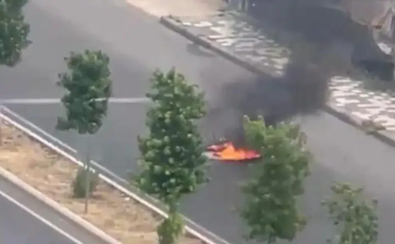 Seyir halindeki motosiklet alev aldı, sürücü son anda kurtuldu