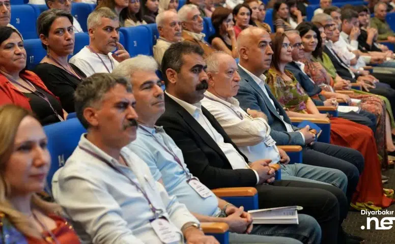 Diyarbakır'da Eşbaşkan Hatun'dan Kürtçe açıklaması: Kamusal alan vurgusu