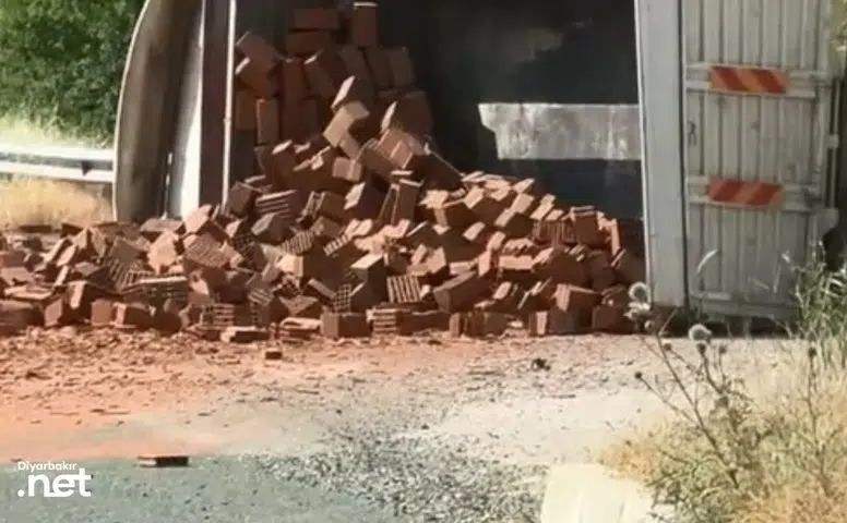 Elazığ-Diyarbakır yolunda kamyon devrildi, tuğlalar yola saçıldı
