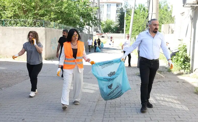 Diyarbakır'da Eşbaşkanlar sokakları süpürdü, çöp topladı: Örnek oldular