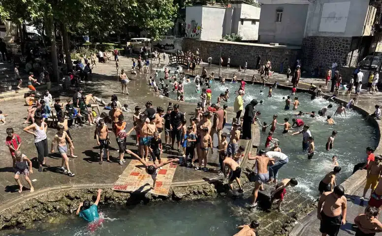 Diyarbakır'da termometreler 37 dereceyi gördü Çocuklar tarihi Anzele Parkı'na akın etti