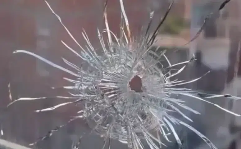 Bağlar'da gece yarısı dehşeti Gürsel Caddesi'ndeki bir daireye kurşun isabet etti