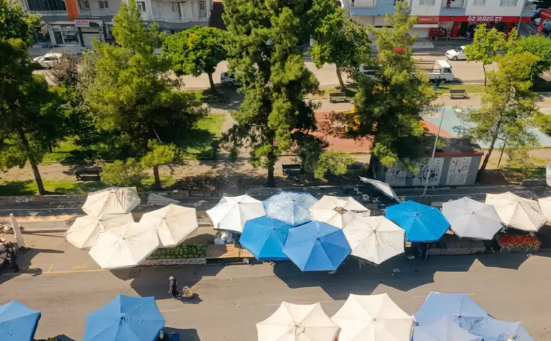 Güneşin altında ekmek mücadelesi: Diyarbakır'da pazarcı esnafının 'çadır zırhlı' mesaisi