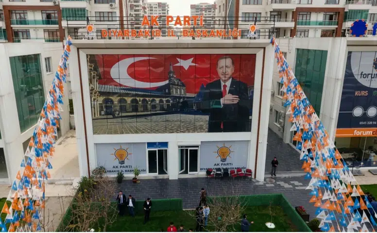 AK Parti Diyarbakır'da istifa şoku: 'Verilen sözler tutulmadı' dedi, görevi bıraktı