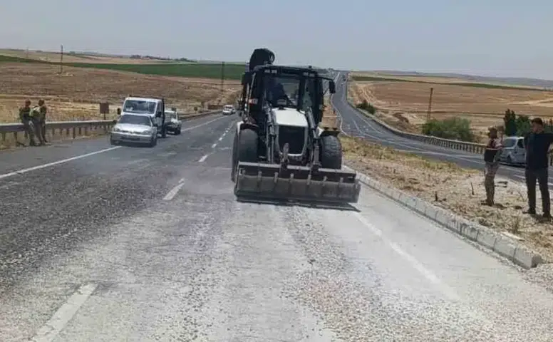 Diyarbakır-Mardin kara yolunda hafriyat kamyonu devrildi Çınar’da ulaşım aksadı