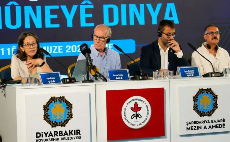 İrlanda, Bask ve Kolombiya'dan barış deneyimleri Diyarbakır'da masaya yatırıldı