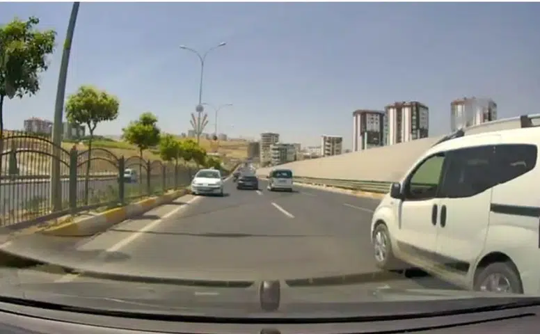 Şanlıurfa-Diyarbakır yolunda kuralları hiçe saydı: Trafikte büyük tehlike