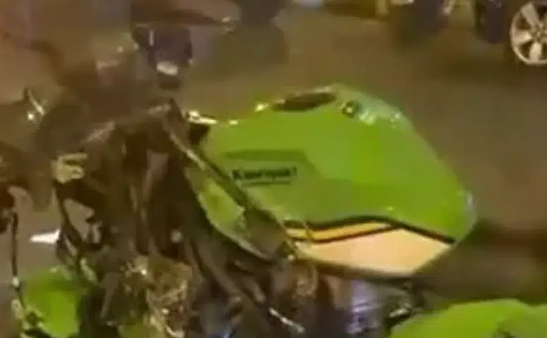 Kayapınar’da yürekleri ağza getiren kaza Motosiklet sürücüsü refüje çarparak yaralandı