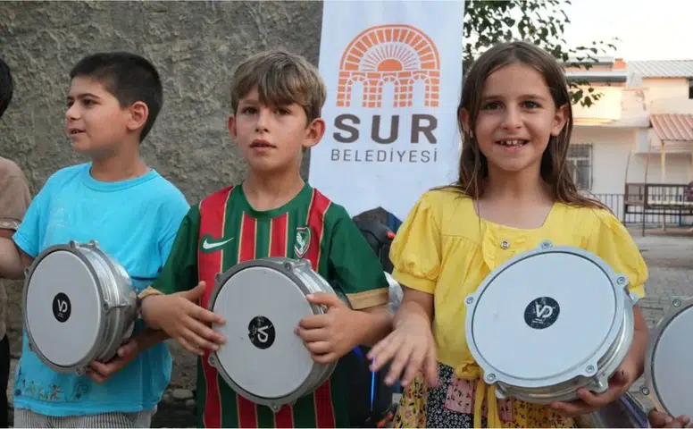 Diyarbakır'da notalar çocuklar için yolculuğa çıktı: Mahallelerden ses yükseldi