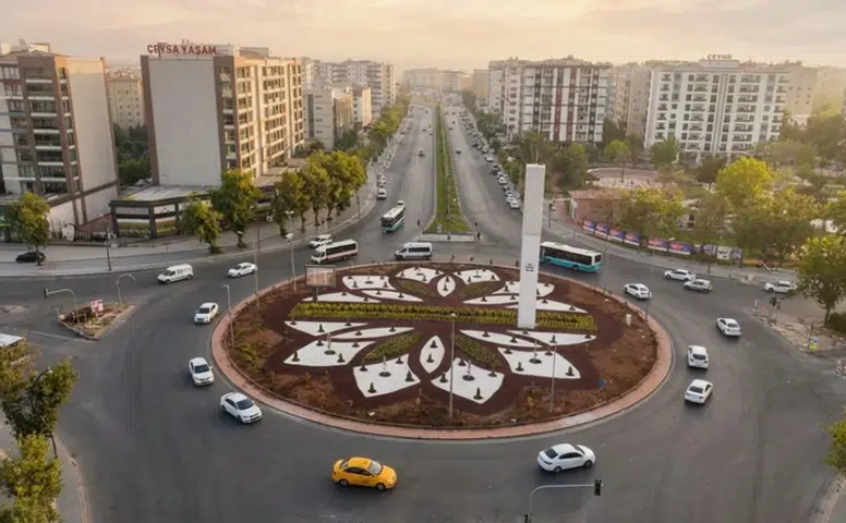 Diyarbakır'daki kavşak iklim dostu peyzajla yenilendi: Binlerce bitkiyle süslendi