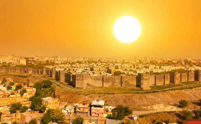 Diyarbakır'da ateşten günler: Bir ilçesi 44 dereceyi görecek, diğerleri de 40'ın üzerinde