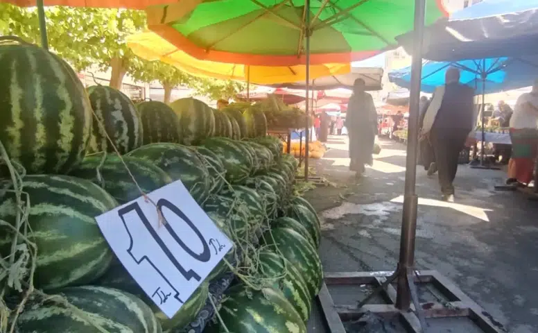 Diyarbakır pazarında karpuz savaşları: Fiyatlar 10 TL'ye düştü, vatandaşın yüzü güldü
