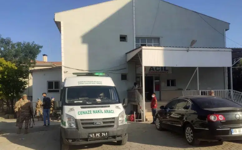 Mazıdağı-Diyarbakır karayolunda korucu kulesine çarpan araçta ölü ve yaralı var