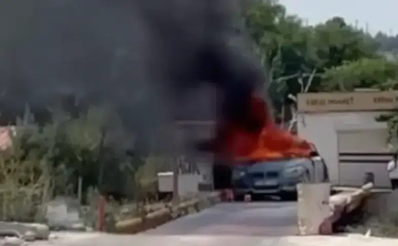 Diyarbakır'da seyir halindeki araç alev alev yandı