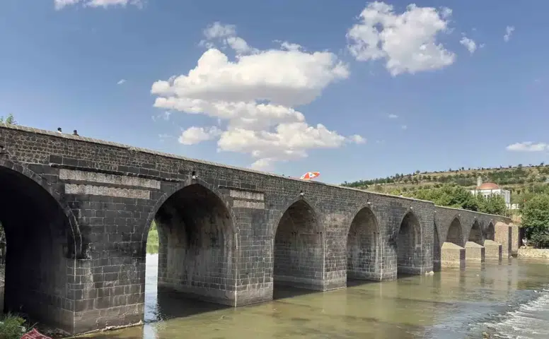 Diyarbakır'da 40 dereceyi aşan kavurucu sıcaklar tarihi On Gözlü Köprü'yü ıssız bıraktı