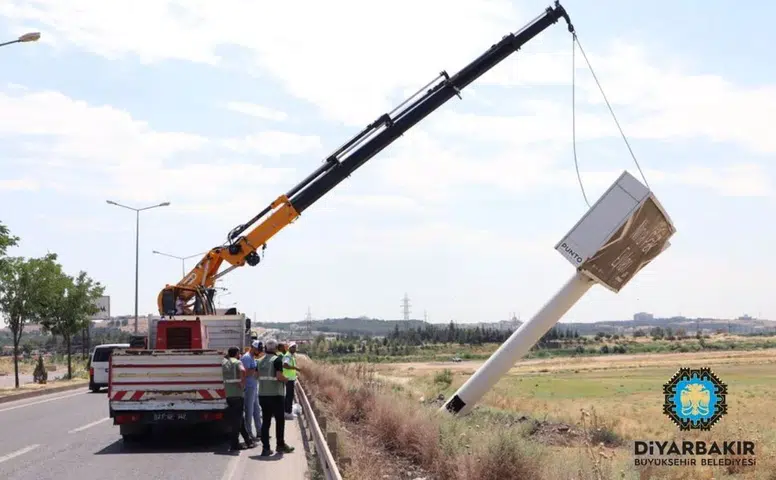 Diyarbakır Silvan Yolu'nda estetik operasyonu: Tabelalar sökülüp götürüldü
