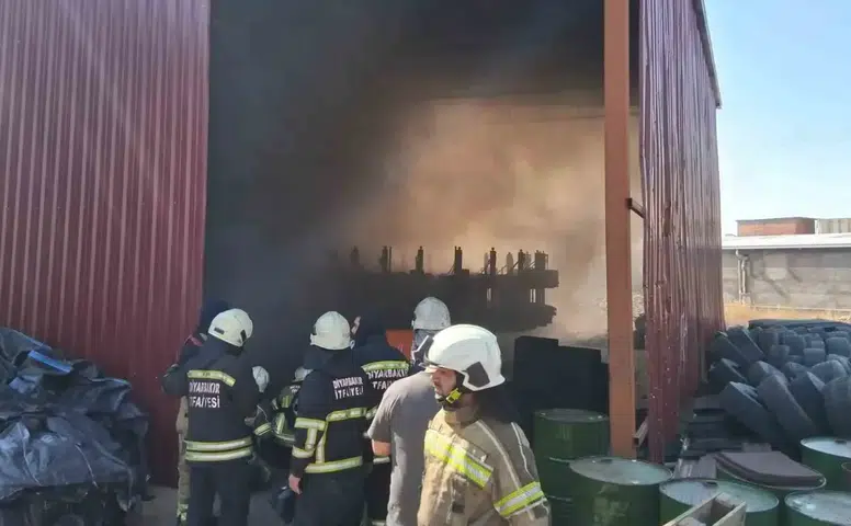 Diyarbakır Yeni Mardin Yolu'ndaki sanayi sitesinde fabrika yangını Ekipler müdahale etti