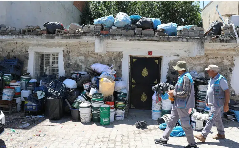 Diyarbakır'daki ev çöplerden görünmüyordu: Atıklar iki kamyonu tıka basa doldurdu