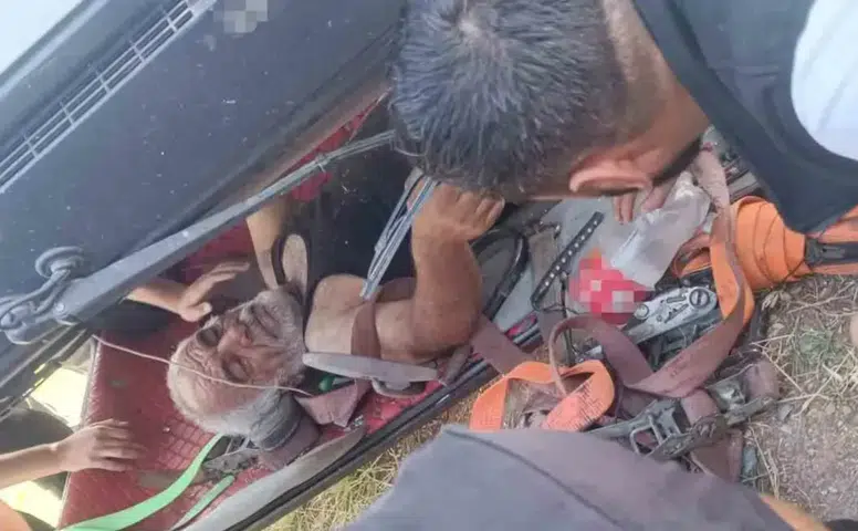 Bismil'de çekici dehşeti Hüksu köyü mevkisinde devrilen araçta sürücü sıkıştı