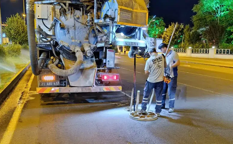 Diyarbakır'da gündüz yerine geceyi tercih ettiler: 2 bin 800 metrelik hat tertemiz oldu