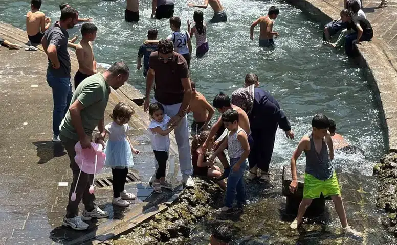 Diyarbakır'da termometreler 40 dereceyi gösterince çocuklar soluğu Anzele'de aldı
