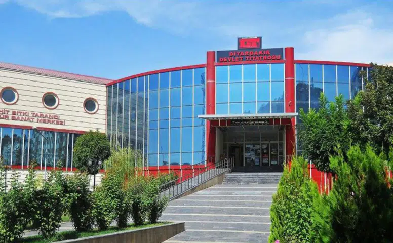 Diyarbakır'da kültür merkezinde erişim sorunu iddiası: Asansörün 6 aydır çalışmadığı öne sürüldü