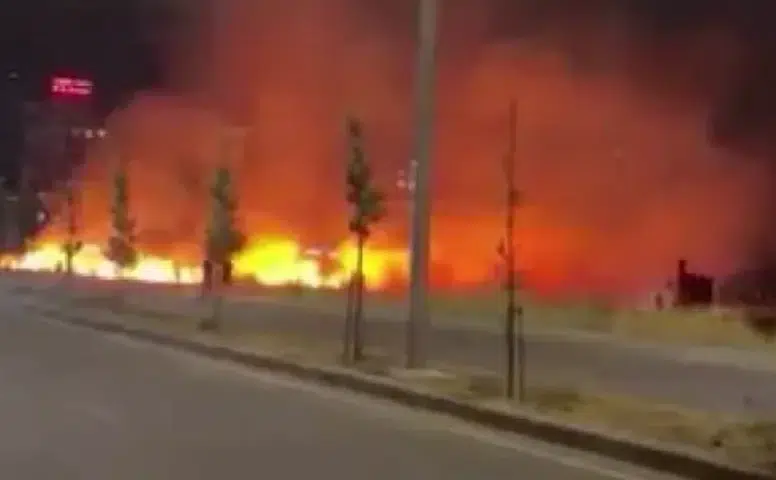 Kayapınar Mezopotamya Bulvarı’nda korkutan yangın Ekipler alevleri gece söndürdü