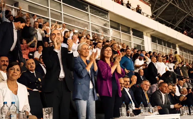 Amedspor'un zaferine Diyarbakır Büyükşehir Eşbaşkanı Bucak da ortak oldu: Tribünde coştu