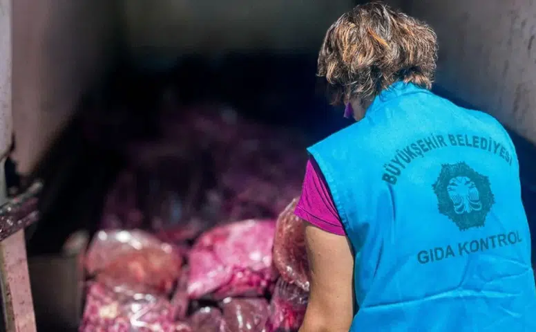 Diyarbakır'da sağlıksız gıda şoku: 3 ton sakatat imha edildi, şoföre işlem başlatıldı