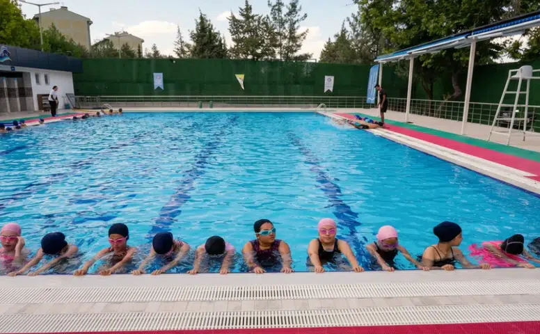 Diyarbakır'da 3 bin çocuk hücum etti: Havuzlar hıncahınç doldu