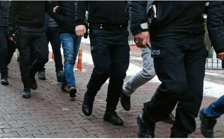 Diyarbakır'da sokak satıcılarına narkotik operasyonu: 2'si çocuk 4 şüpheli tutuklandı