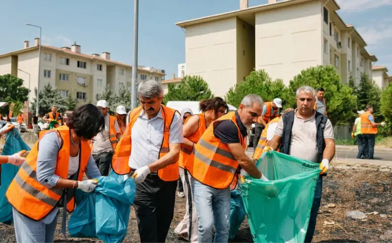 Diyarbakır'da 4 ilçede dip bucak temizlik: Eşbaşkanlar ve vatandaşlar çöpleri topladı