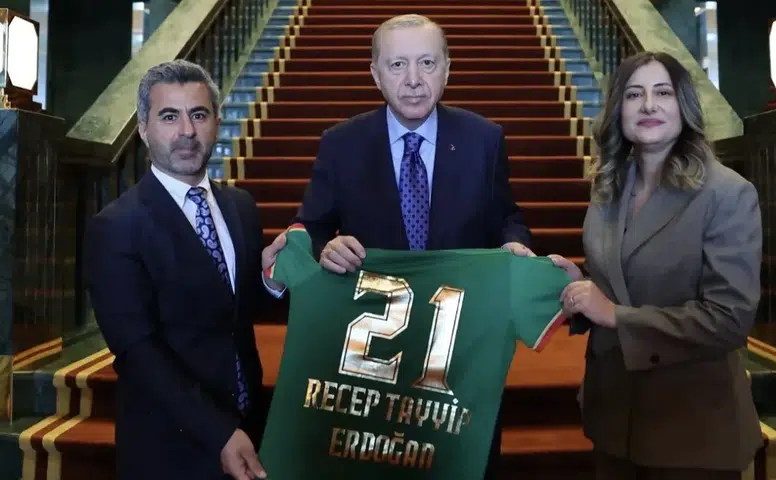 Amedspor heyeti Külliye'de: Cumhurbaşkanı Erdoğan'a 21 numaralı formayı hediye ettiler