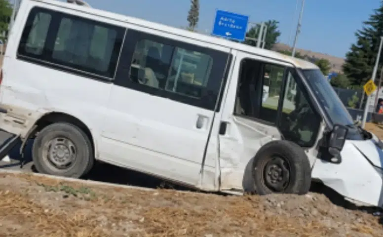Elazığ-Diyarbakır karayolunda  otomobil transitle çarpıştı: Yaralılar hastaneye kaldırıldı
