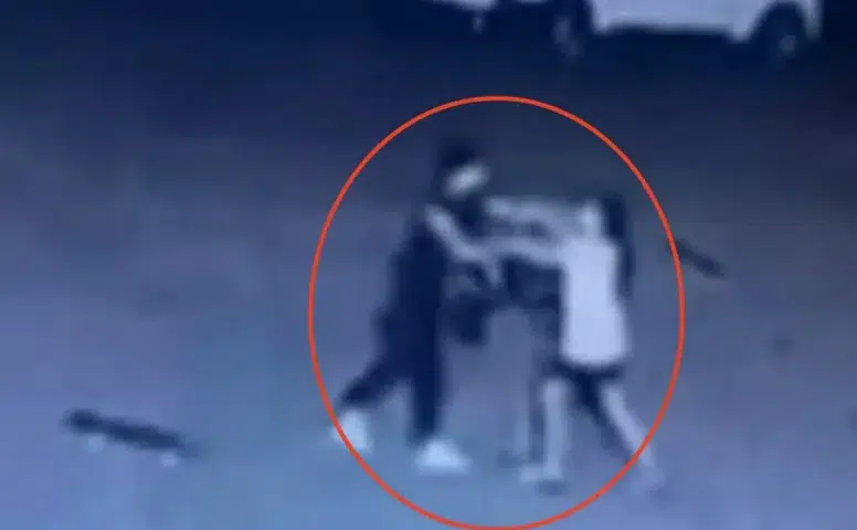Diyarbakır Bağlar'da şok eden şiddet Site bahçesindeki çocuğa saldıran kadın kamerada