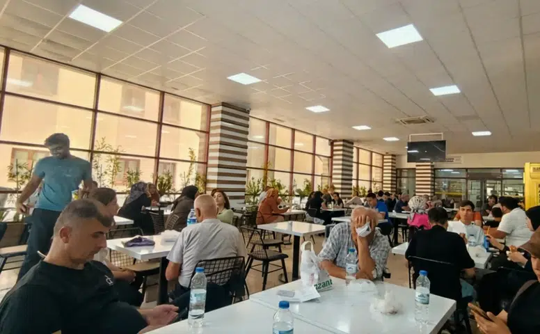 Diyarbakır'daki hastanede tepki çeken uygulama : Fırın gibi salonda bekliyorlar